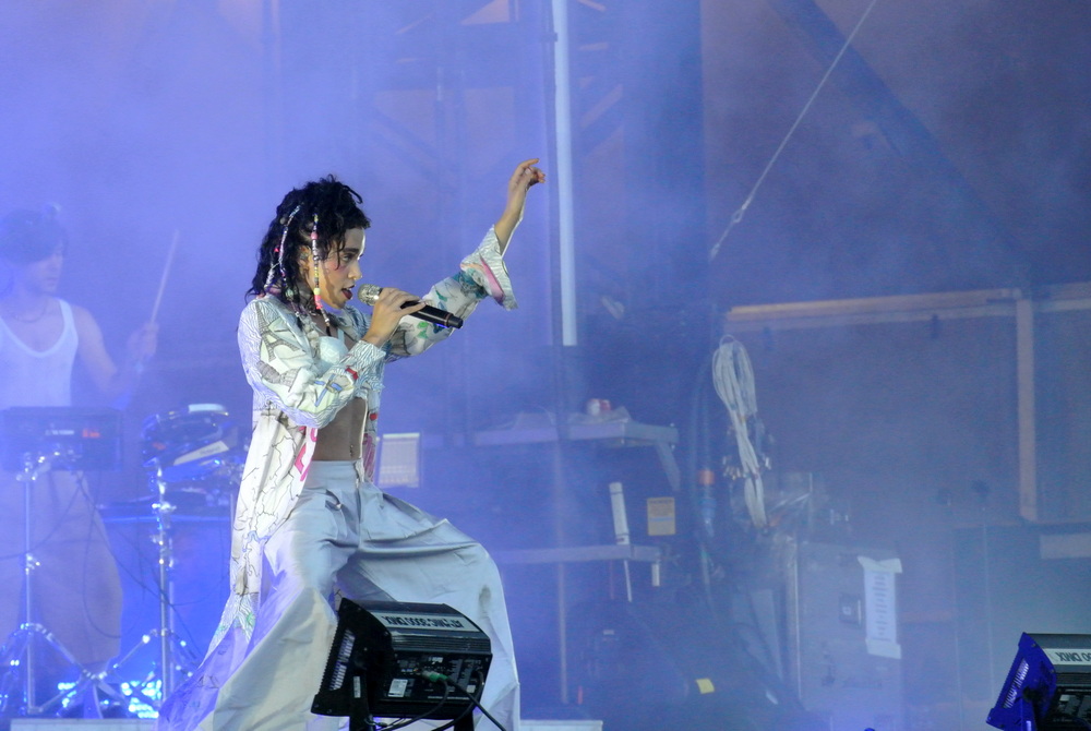 FKA Twigs live at Osheaga on July 31, 2015 (photo by Gabriel Sigler).